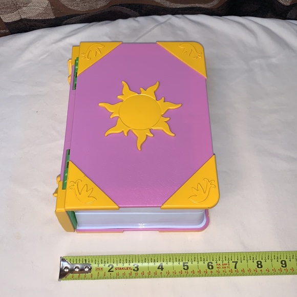 DISNEYPARKS EXCLUSIVE- RAPUNZEL STORYBOOK PLAYSET - Picture 3 of 11